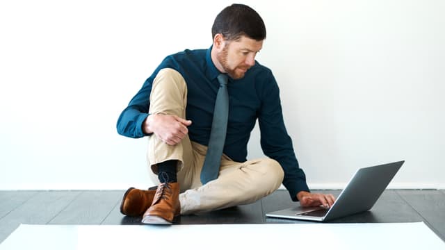 นั่งพื้นแข็งๆ นานเกินไป...สัญญาณอันตรายเตือนภัยถึง หมอนรองกระดูกสันหลัง' ที่คุณต้องระวัง