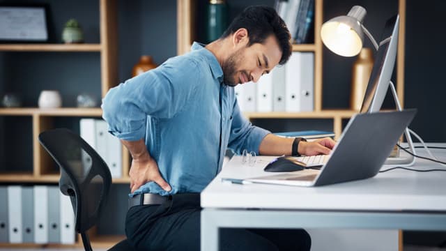 นั่งนานปวดหลัง-ปวดสะโพก แยกให้ออก 'ออฟฟิศซินโดรม' หรือ 'หมอนรองกระดูกปลิ้น'